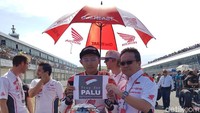 Ekky ikut menyampaikan dukungan dan doa lewat sepucuk kertas bertuliskan Pray For Palu.