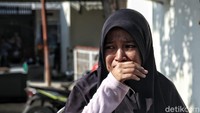 Seorang ibu terlihat syok dan masih meneteskan air mata di rumah sakit.