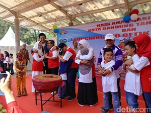 Mang Oded Ajak Ortu Biasakan Peluk Anak 20 Detik Tiap Hari