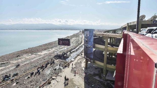 Suasana bibir pantai yang rata usai diterjang tsunami di wilayah Talise, Palu Barat, Sulawesi Tengah, Minggu (30/9).