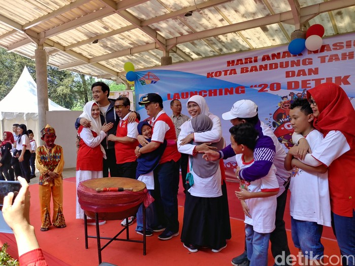 Gerakan Peluk Anak di Bandung