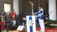 Raja Sapta pun menaruh api obor di tempat yang telah disediakan. Api obor tersebut sebelumnya singgah di Kota Pangkalpinang, Bangka Belitung.