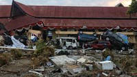 Tsunami menghantam Kota Palu, Sulawesi Tengah, selain merusakkan berbagai bangunan, kendaraan roda dua dan roda empat menjadi saksi bisu gelombang tsunami. Foto: Pradita Utama
