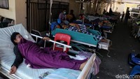 Suasana di lorrong RS Bhayangkara Palu yang menampung sejumlah korban luka-luka akibat gempa.