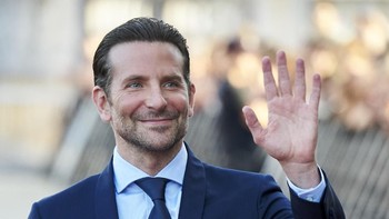 Bradley Cooper mengamankan posisi ketiga dalam daftar Dr. De Silva. Dia mendapat skor tinggi dalam evaluasi Rasio Emas untuk posisi mata, bibir, dan dagunya, tetapi jauh lebih rendah untuk bentuk hidung dan wajahnya. Foto: Getty Images