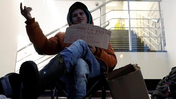 Udara dingin menjadi salah satu tantangan para joki antrean. Untuk posisi-posisi antrean terdepan, mereka buka harga 450 ribu rubel (sekitar Rp 102 juta). (Foto: Tatyana Makeyeva/Reuters)