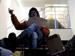 Ratusan Joki Antrean iPhone di Moskow Gigit Jari