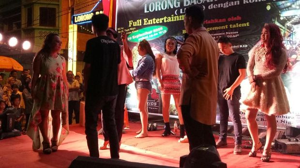 Dibuka Walkot, Pembukaan Malam Kuliner Palembang Dihebohkan 4 Waria
