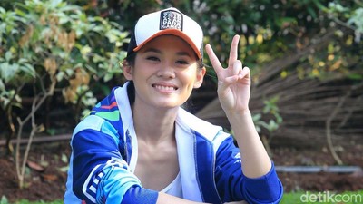 Gaya Sporty Kece Sheryl Sheinafia