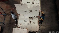 KPU pernah mengajak wartawan untuk melihat proses produksi kotak suara pada September 2018 lalu. Begini prosesnya. 