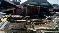 Sedih sekali kita di sini. Masih ada sekitar ada 50 orang tang tertimbun di sini dan belum ditemukan, kata salah seorang warga, Yusuf di sekitar reruntuhan rumahnya.