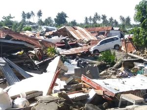 Saat Kunjungan, Mendagri Belikan Korban Gempa Barang di Minimarket