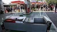 Antrean warga untuk berburu BBM di SPBU.