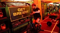 Pusat kebugaran bernama Gym Box ini membuat kelas khusus yang diberi nama BrexFit. Foto: REUTERS/Simon Dawson