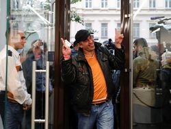 Ratusan Joki Antrean iPhone di Moskow Gigit Jari