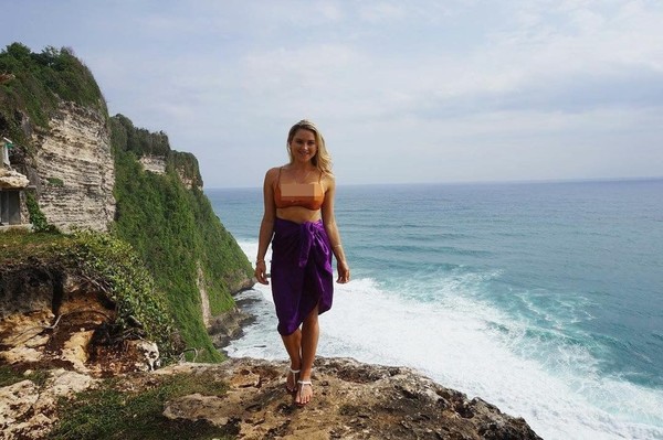 Ilana tak melewatkan Uluwatu sebagai salah satu destinasi menarik di Bali. (ilanacollins/Instagram)
