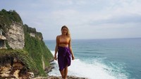 Ilana tak melewatkan Uluwatu sebagai salah satu destinasi menarik di Bali. (ilanacollins/Instagram)
