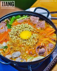 Slurp! Budae Jjigae Berkuah Gurih Pedas dengan Isian Komplet Ada Di sini