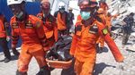Foto: Evakuasi Korban Gempa dari Reruntuhan Hotel Roa Roa Palu