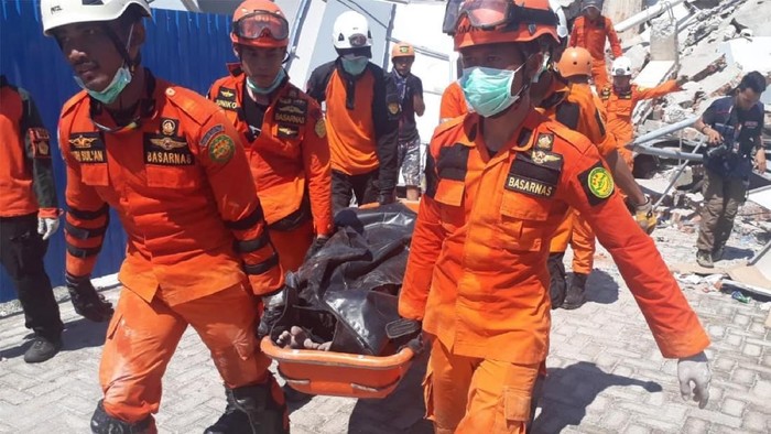 Tim SAR melakukan evakuasi korban gempa yang tertimbun reruntuhan bangunan hotel Roa-Roa di Palu, Minggu (30/9). Diperkirakan sebanyak 50 orang tertimbun di reruntuhan bangunan hotel itu. ANTARA FOTO/BNPB/pras/ Tim SAR melakukan evakuasi korban gempa yang tertimbun reruntuhan bangunan hotel Roa-Roa di Palu, Minggu (30/9). Diperkirakan sebanyak 50 orang tertimbun di reruntuhan bangunan hotel itu. ANTARA FOTO/BNPB/pras/
