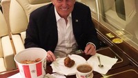 Menyebut fast food tak bisa meninggalkan Donald Trump. Presiden AS ini menikmati seember fried chicken KFC di pesawat! Foto: Istimewa