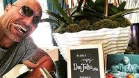 Makan cookies dengan aroma unik, The Rock pasang pose imut sambil mengabadikan momennya dengan foto dirinya sendiri. Foto: Instagram @therock