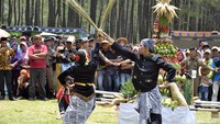 Dalam Festival Rogo Jembangan juga digelar pasar rakyat, pagelaran musik akustik alas, pentas seni tradisional, 1.000 kopi dan 1.000 cimplung, kirab budaya dan eksplor Petungkriyono. Acara sendiri akan berakhir hari ini dengan kegiatan resik gunung (Robby Bernardi/detikTravel)