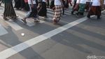 Potret Cak Imin Jalan Sehat Sambil Sarungan di Monas