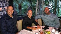 Bersantai dengan keluarga dan teman-temannya sambil menanti makan malam, merupakan hal yang sering dilakukan The Rock untuk menikmati waktu luang. Foto: Instagram @therock
