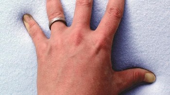 Memory foam saat ini banyak ditemui di produk seperti bantal dan kasur. Tapi siapa sangka dulunya NASA mengembangkan busa ini untuk meningkatkan kenyamanan kursi pesawat terbang. Foto: NASA
