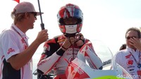Dimas akan memulai dari row dua pada posisi keenam.