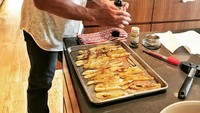  Suka sekali dengan makanan manis, The Rock sengaja tambahkan bubuk kayu manis di buah panggangnya sebelum masuk ke oven. Foto: Instagram @therock