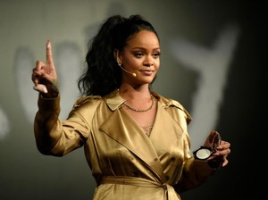 Rihanna Terus Berikan Sumbangan untuk Tenaga Medis