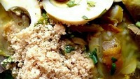 Kalau Soto Lamongan dari Jawa Timur berkuah kuning dengan taburan koya gurih yang khas. Bisa dipilih tambahan telot muda yang gurih enak. Foto: Instagram @just.menik
