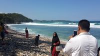 Wisatawan asyik berfoto di Pantai Pidakan (Purwo Sumodiharjo/detikTravel)