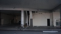 Tembok bandara retak dan kaca-kaca bandara pecah.