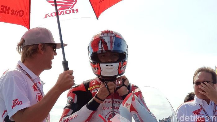 Dimas Ekky saat membalap di CEV Moto2 musim lalu. (Foto: Ahmad Toriq/detikSport) Dimas Ekky saat membalap di CEV Moto2 musim lalu. (Foto: Ahmad Toriq/detikSport)
