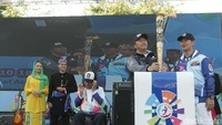 Menpora Imam Nahrawi menerima obor dari Ketua INAPGOC Raja Sapta Oktohari.