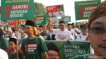 Potret Cak Imin Jalan Sehat Sambil Sarungan di Monas