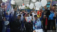 Suasana kemeriahan saat pawai obor Asian Para Games 2018 tiba di Kemenpora, Jakarta, Minggu (30/9/2018).