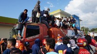 Mereka berupaya mengambil BBM lantaran langka imbas gempa dan tsunami (Foto: Selfie Miftahul Jannah/detikcom)