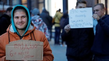 Para joki antrean ini siap mengantre di depan gerai iPhone. Jasa memberikan posisi antrean terbaik itulah yang kemudian berniat mereka jual ke pihak yang berminat. (Foto: Tatyana Makeyeva/Reuters)