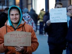 Ratusan Joki Antrean iPhone di Moskow Gigit Jari