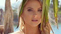 Ilana adalan model seksi asal Australia yang juga bekerja sebagai stunwoman. Ilana juga suka liburan, terutama ke pantai. (ilanacollins/Instagram)
