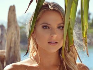 Potret Gaya Liburan Model Seksi yang Juga Stuntwoman