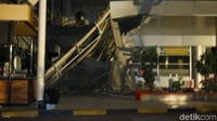 Salah satu bagian di Bandara Mutiara SIS Al-Jufri tampak roboh akibat gempa.