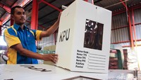 Kotak suara Pemilu 2019 yang disebut terbuat dari kardus sedang ramai dibahas di media sosial. Ketua KPU Arief Budiman menyebut bahan yang dipakai untuk kotak suara adalah karton kedap air. 