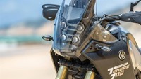 Yamaha Tenere 700 memiliki desain lampu depan unik dengan 4 lampu proyektor, yang terinspirasi dari ajang Rally Dakar. Dan tentunya, area dasbor didesain untuk memudahkan navigasi penggunanya. Foto: Yamaha