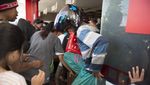 Foto: Korban Gempa Ramai-ramai Ambil Barang Minimarket di Palu