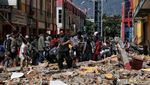 Warga Palu Berebut Barang-barang di Mal Tatura